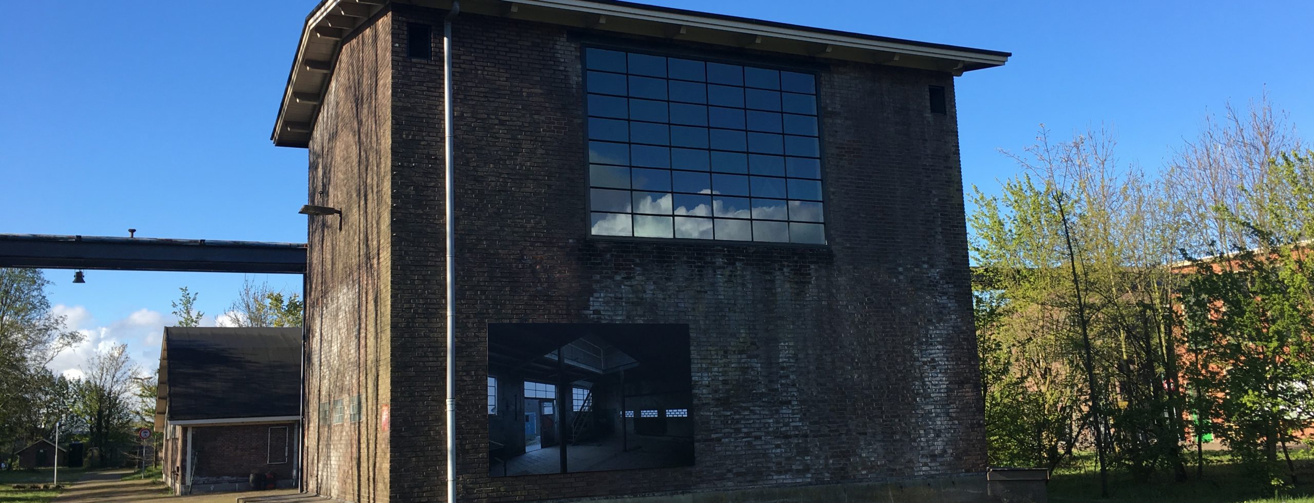 Het carbidgebouw met het grote raam