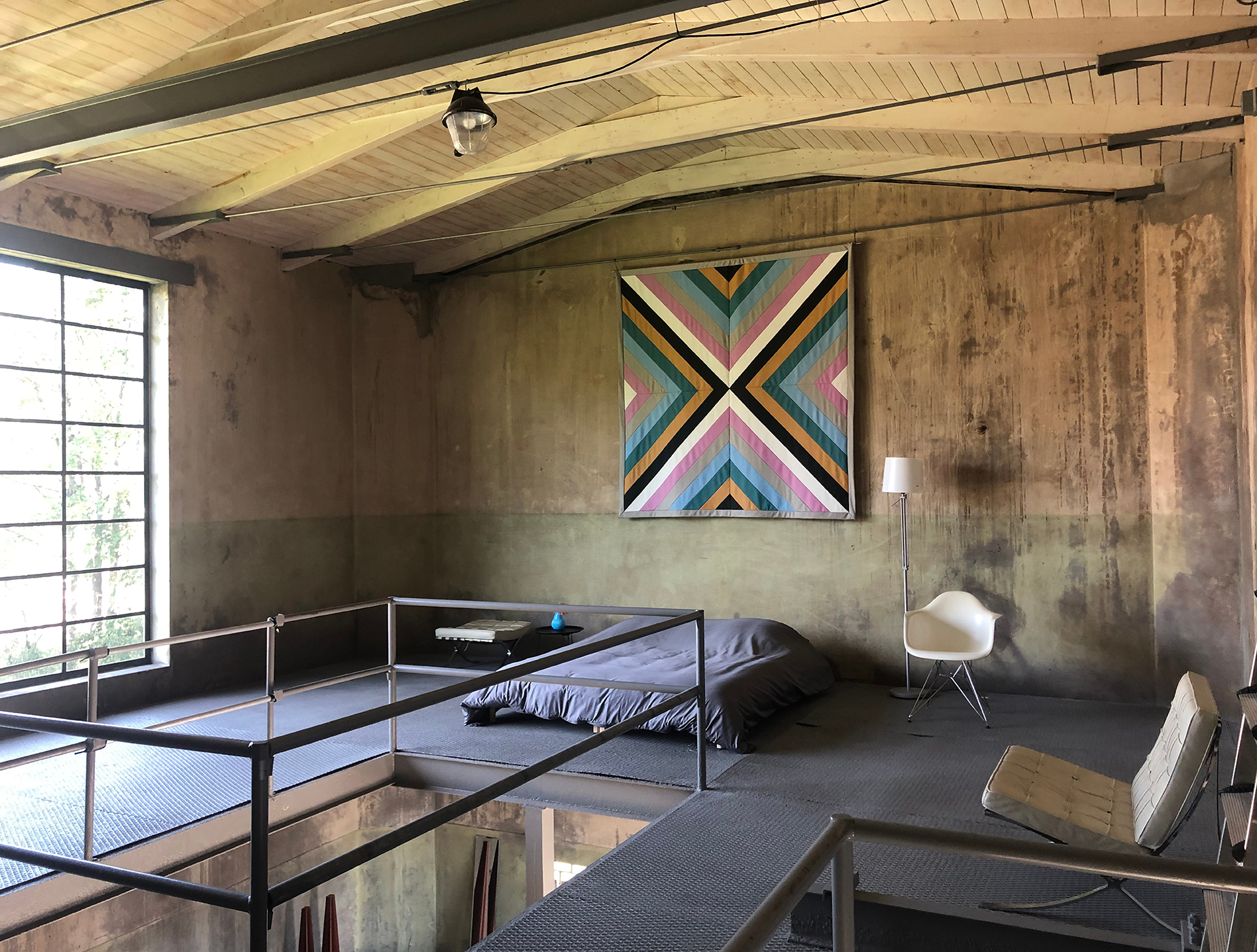 Schilderij aan de betonnen wand