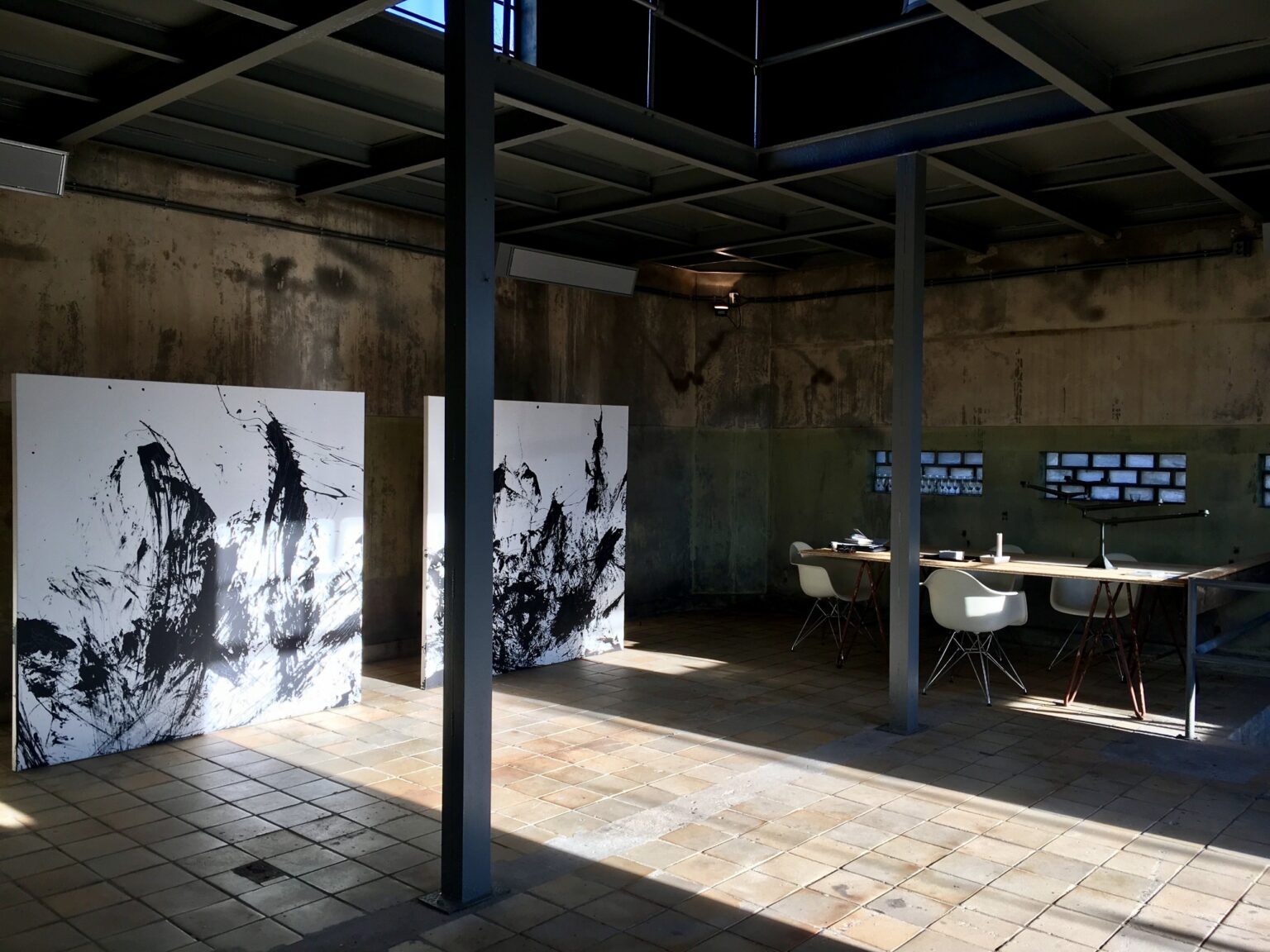 Twee zwart-witte doeken en de lange tafel in het zonlicht op de begane grond