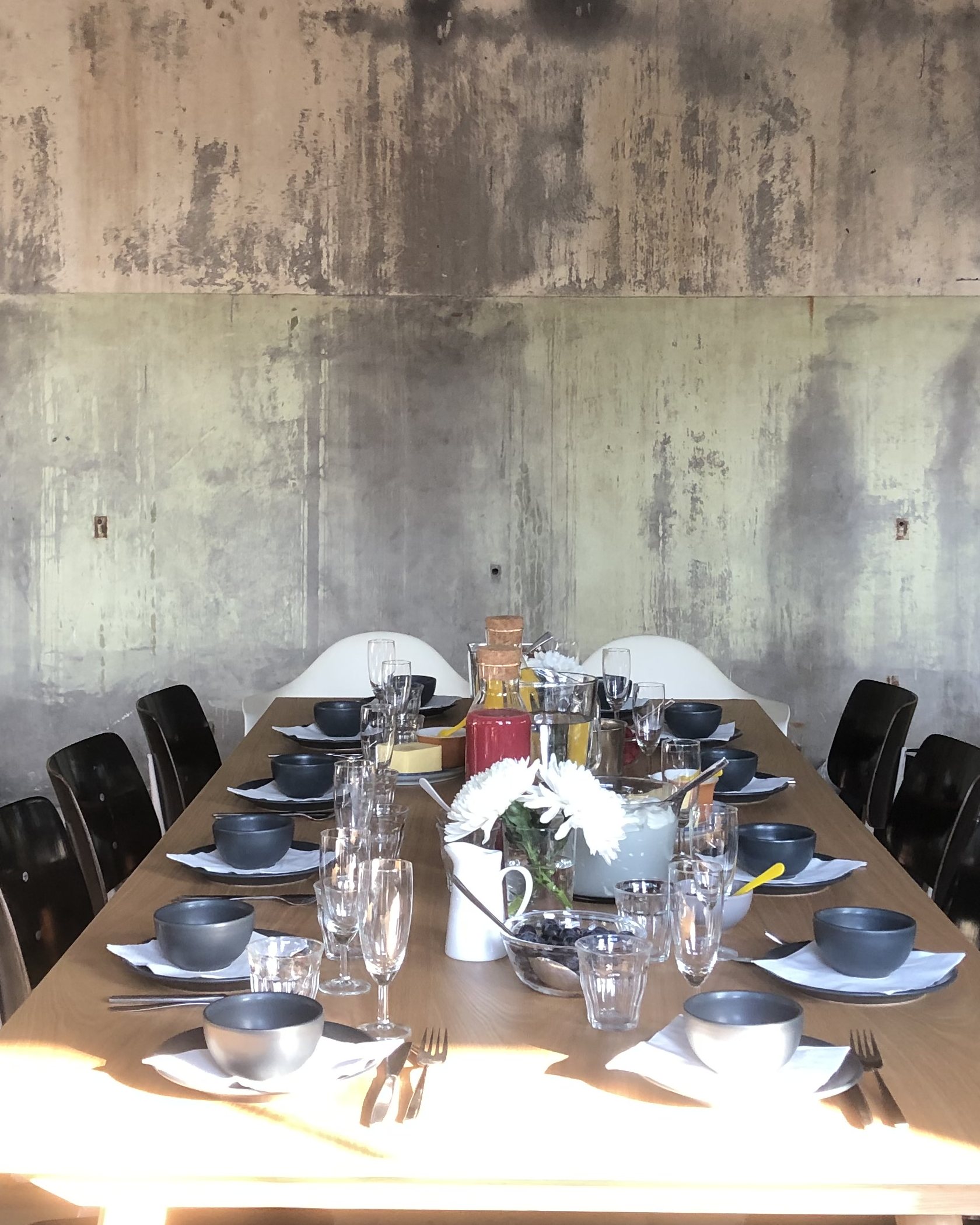 Gedekte ontbijttafel tegen de betonwand
