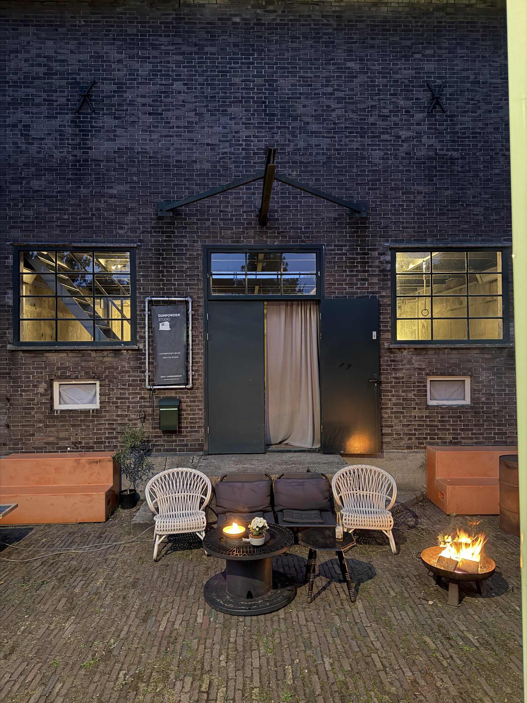 De Gunpowderstudio in de avond, met het vuur buiten