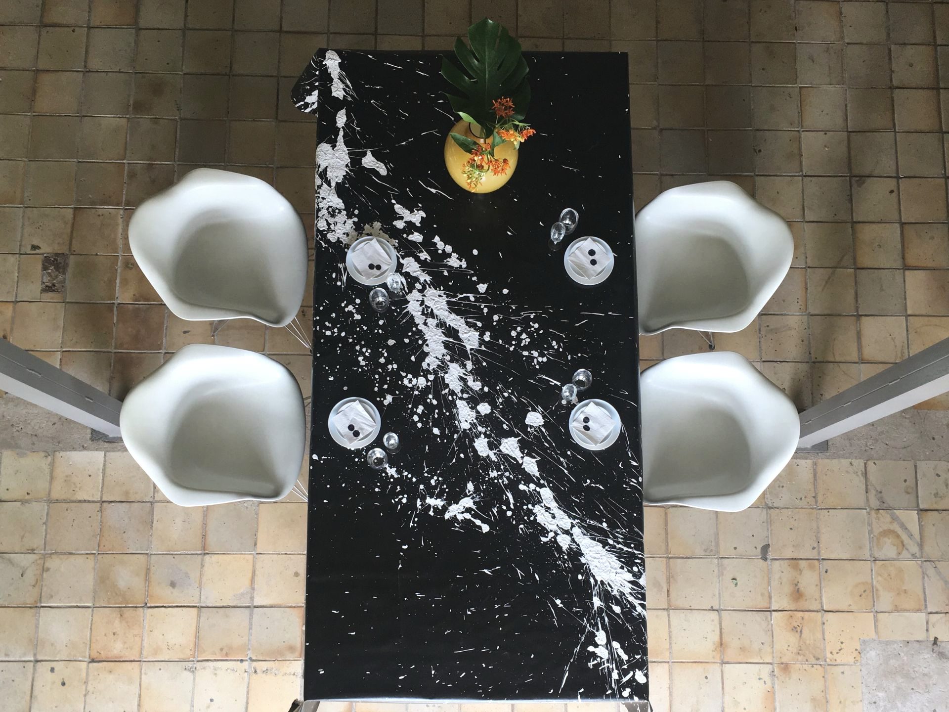 Tafel met zwart-wit werk, van bovenaf