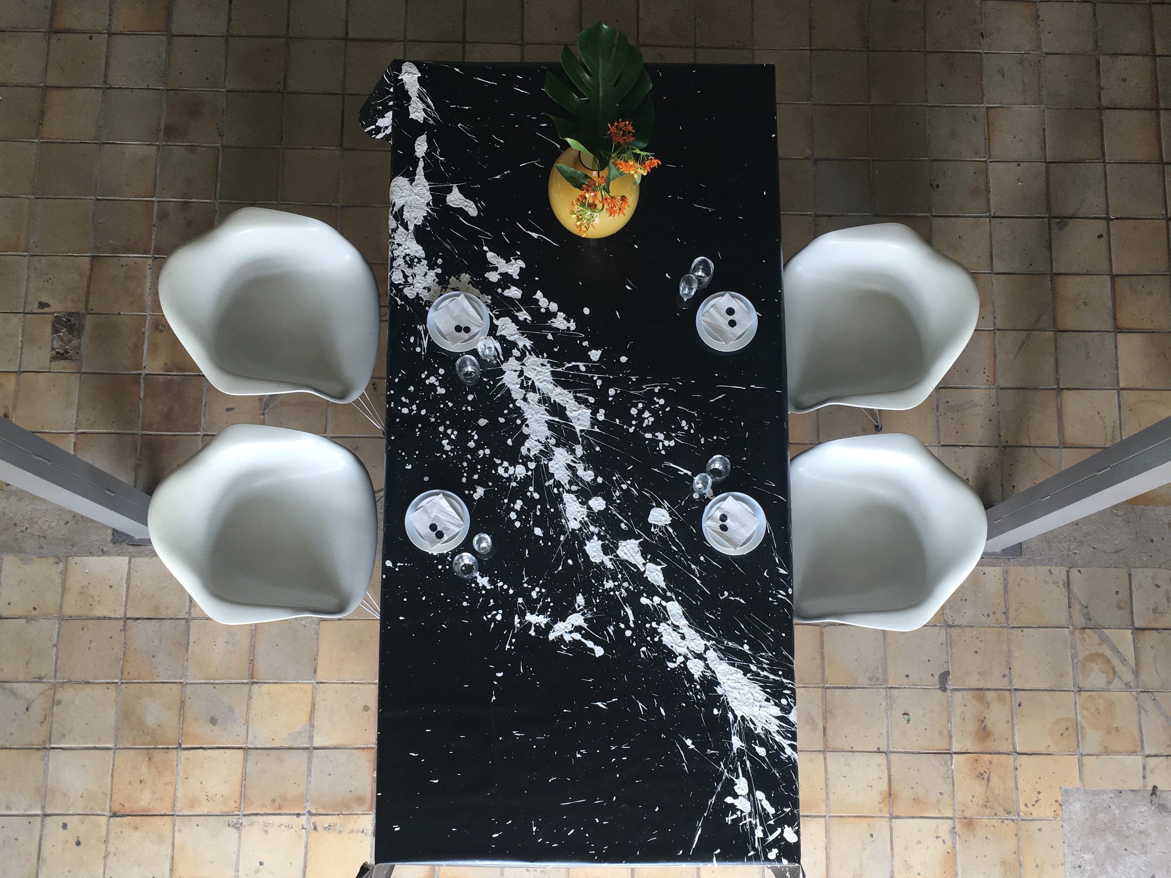 Tafel met zwart-wit werk, van bovenaf