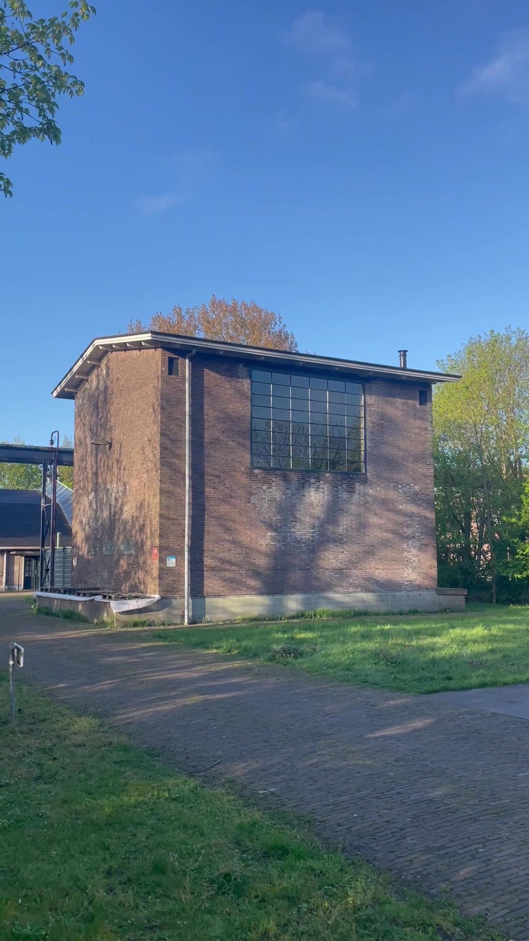 Het carbidgebouw in de zon