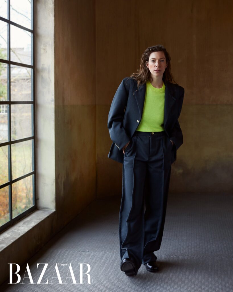 Portret ten voeten uit bij het grote raam van de studio, voor Harper's Bazaar NL