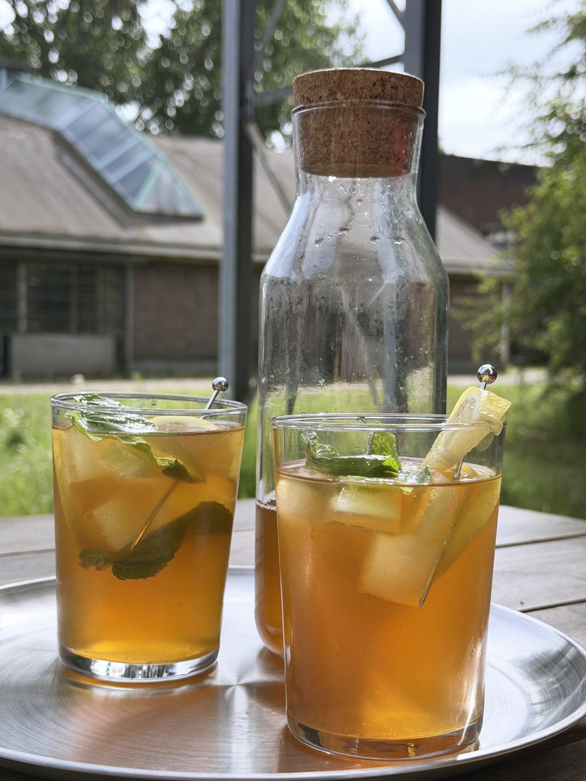 Twee glazen ijsthee met karaf