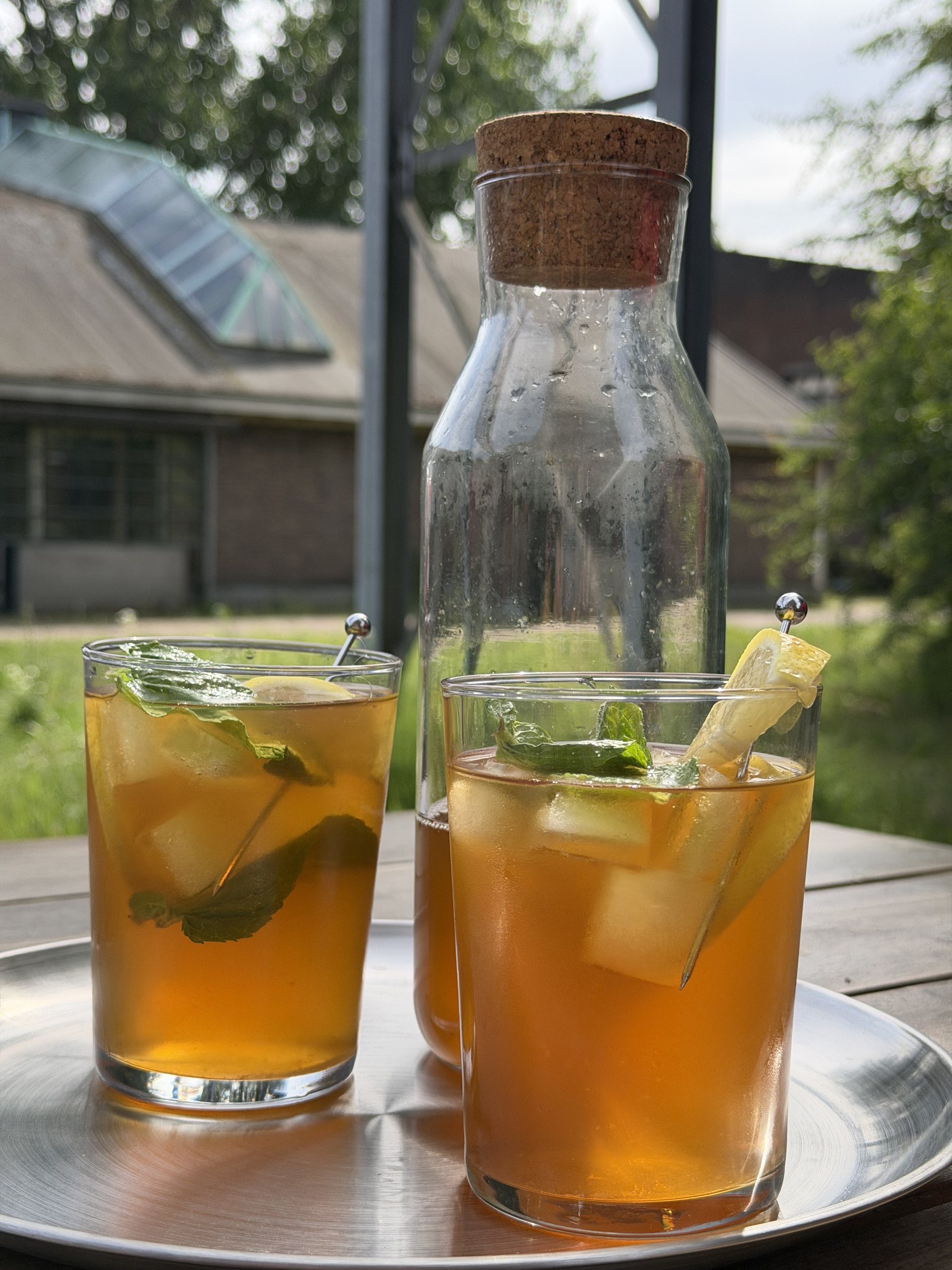 Twee glazen ijsthee met karaf