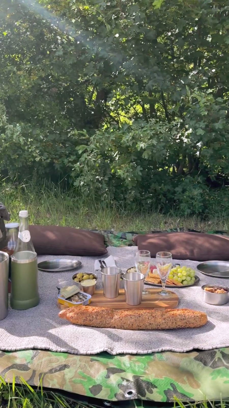 Picknick op een kleed in het gras