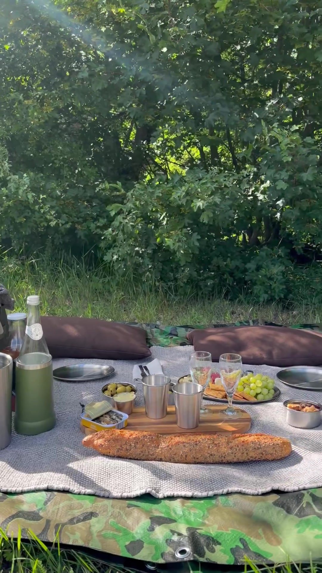 Picknick op een kleed in het gras