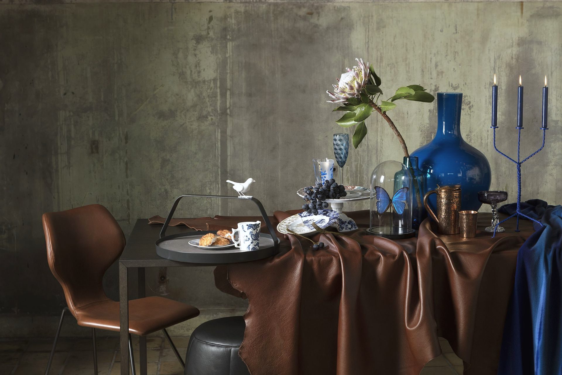 Gedekte lange tafel in de studio