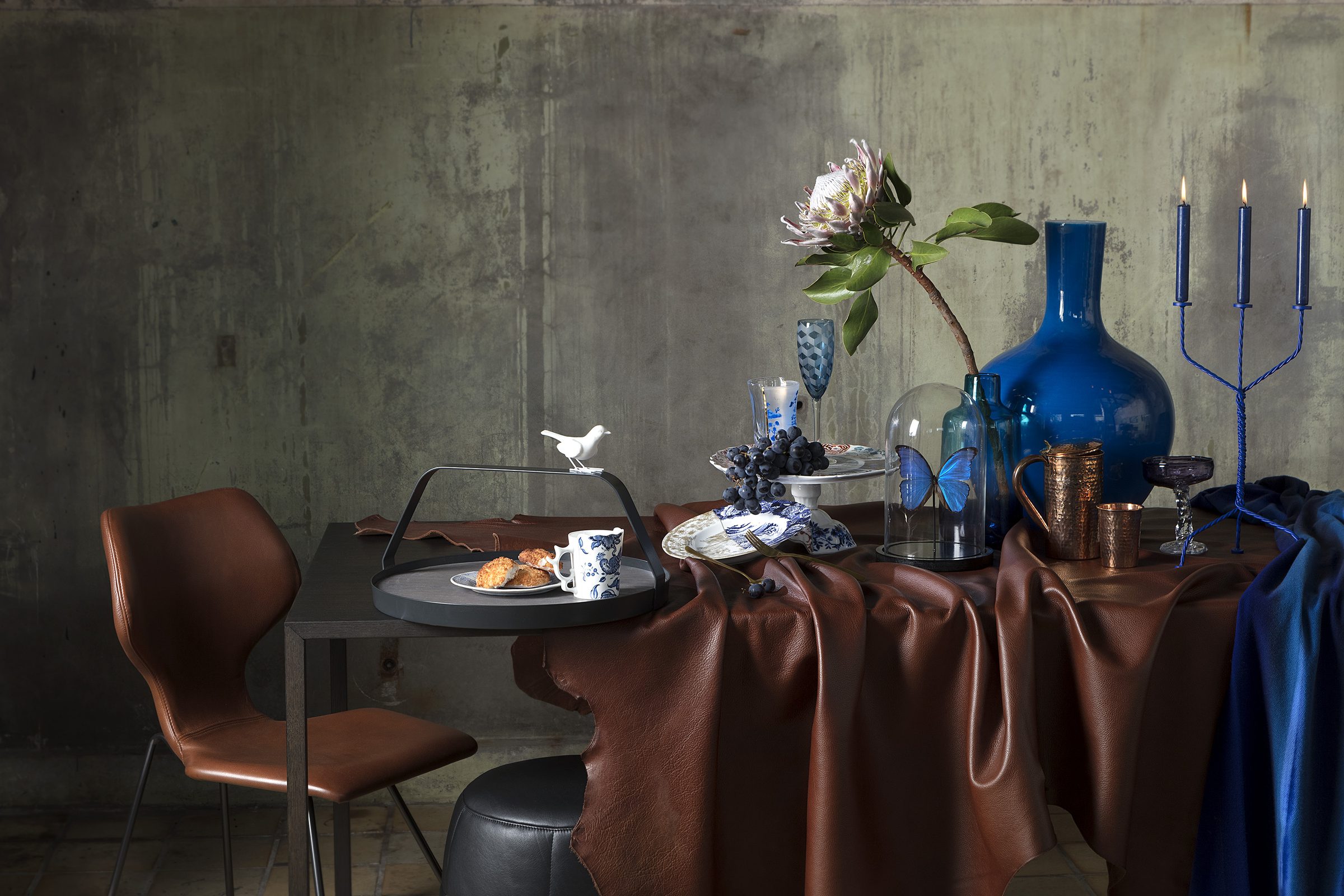 Gedekte lange tafel in de studio