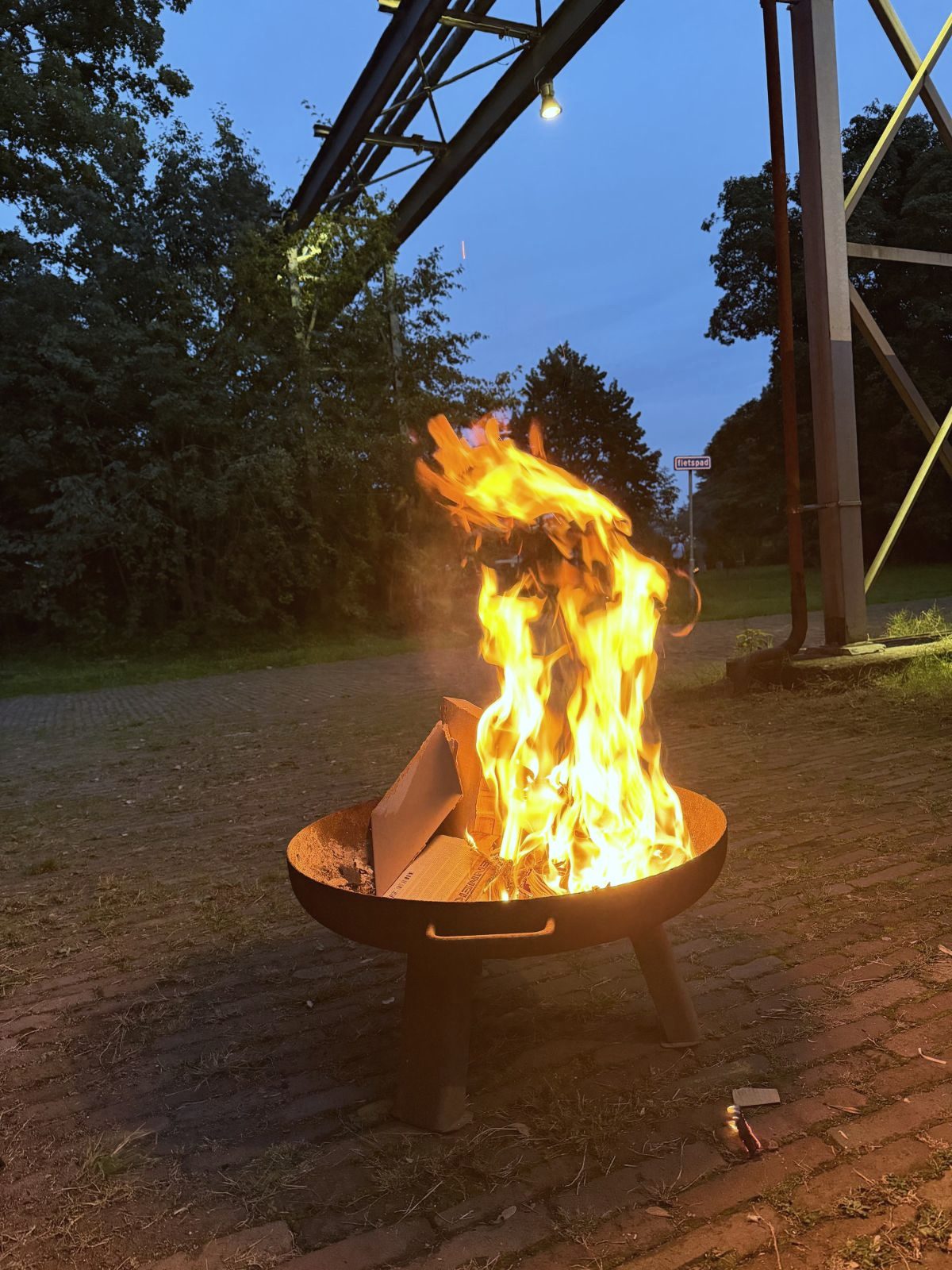 De vuurschaal buiten in de schemering