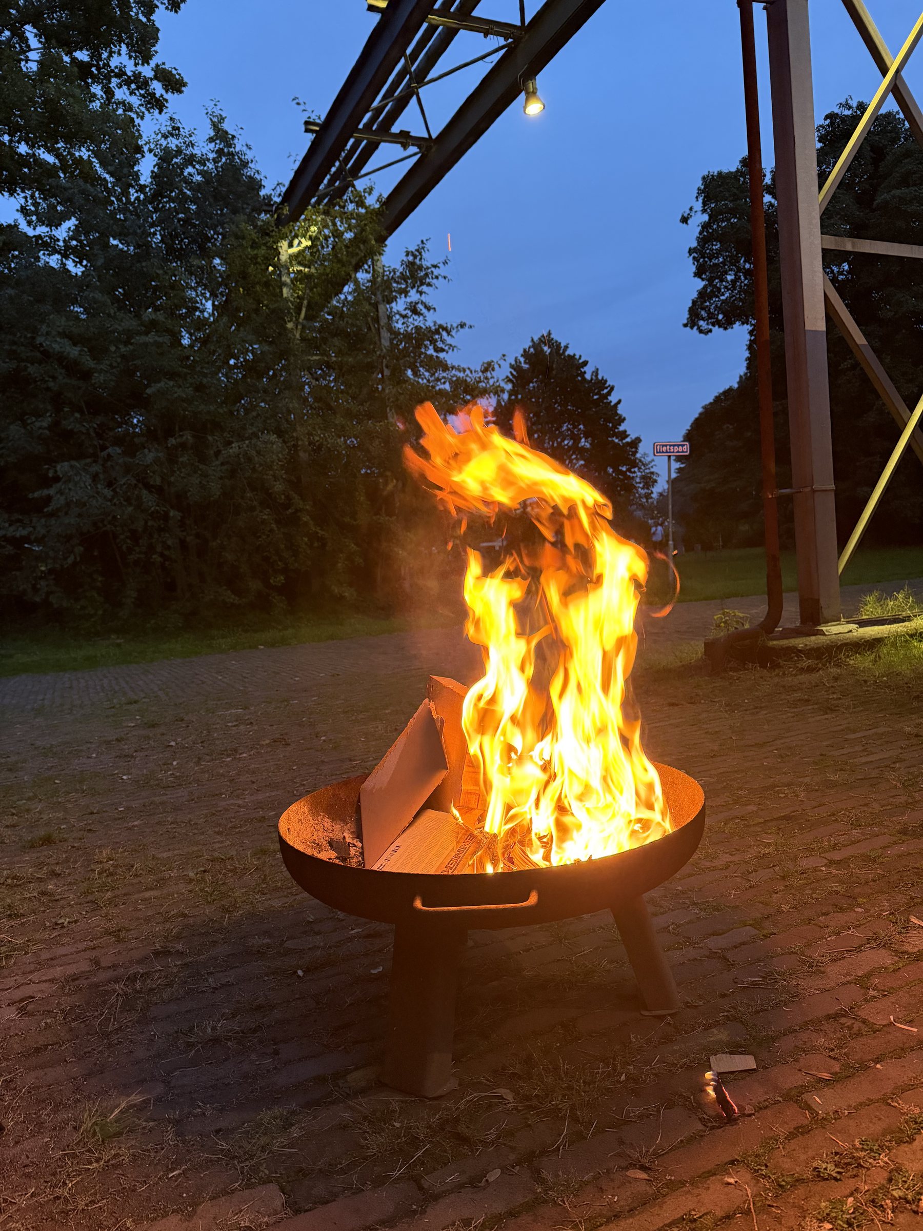 De vuurschaal buiten in de schemering